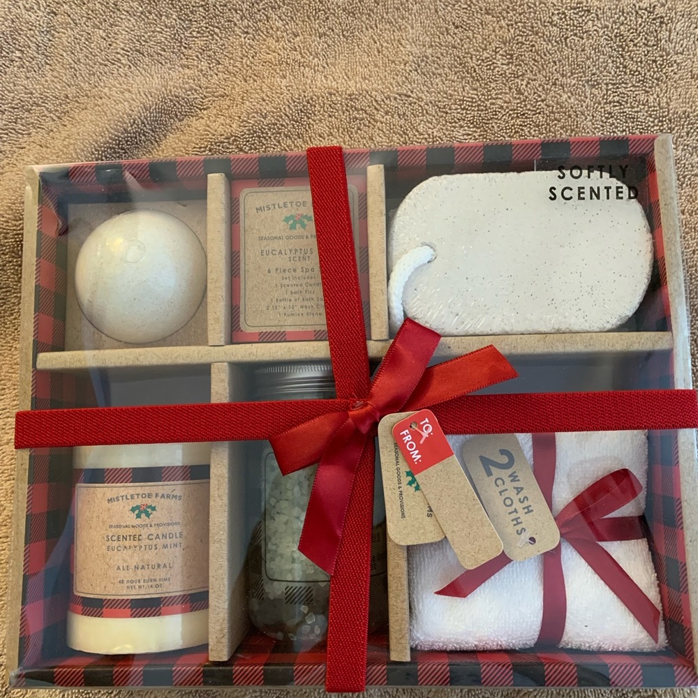 SPA SET. 6-PC. Softly Scented, Beautifully packaged. Perfect for a relax…‎